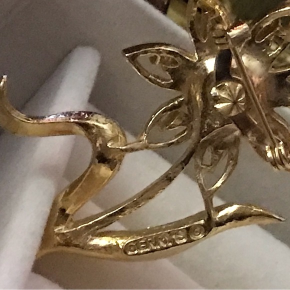 Vintage Gerrys Brooch Goldtone flower - Picture 2 of 6